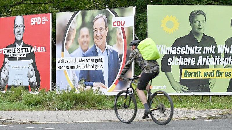 Wahlplakate von SPD, CDU und Grünen. Foto: Arne Dedert/dpa