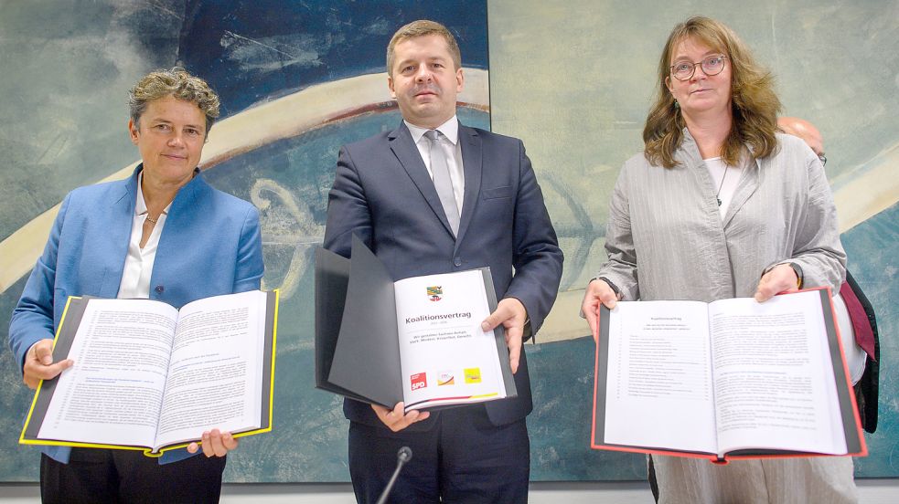 Die Landesvorsitzenden haben den Koalitionsvertrag in Sachsen-Anhalt besiegelt: Lydia Hüskens (FDP), Sven Schulze (CDU) und Juliane Kleemann (SPD). Foto: dpa/Klaus-Dietmar Gabbert
