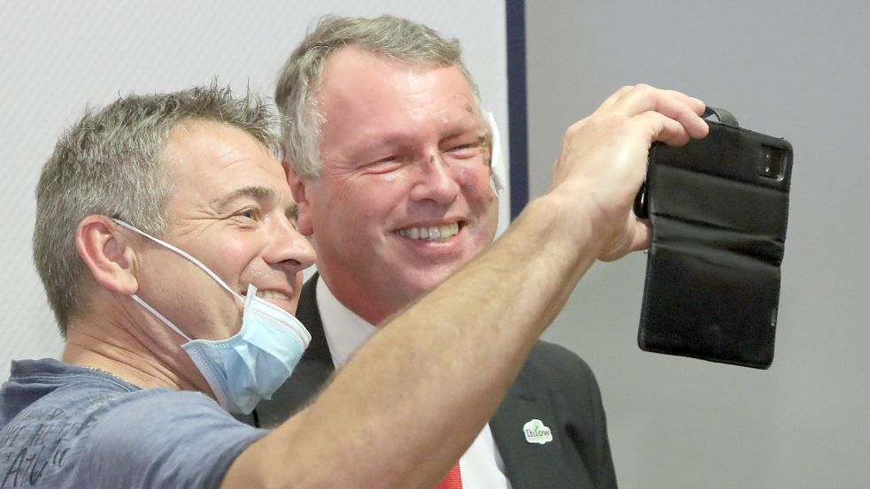 Gut lachen trotz der Blessuren, die er bei einem Fahrradunfall davongetragen hatte, hat Arno Ulrichs (rechts). Er ist neuer Ihlower Bürgermeister. Foto: Romuald Banik