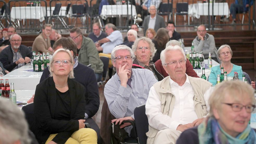 Hans-Gerd Meyerholz (mittig vorne im Bild) beobachtete am Sonntag in der Auricher Stadthalle den Ausgang der Wahl. Foto: Romuald Banik
