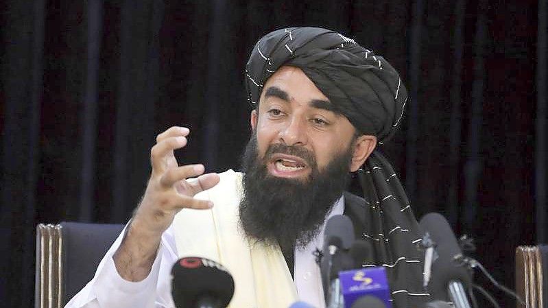 Taliban-Sprecher Sabiullah Mudschahid am 17. August bei seiner ersten Pressekonferenz in Kabul. Foto: Rahmat Gul/AP/dpa