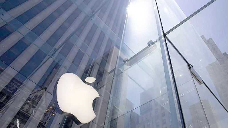 Ein Apple Store auf der New Yorker Fifth Avenue. Foto: Mark Lennihan/AP/dpa