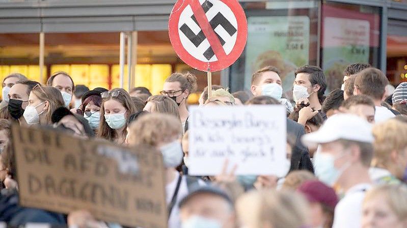 Teilnehmer einer Gegendemonstration gegen Pegida und den Auftritt von Björn Höcke in Dresden. Foto: Sebastian Kahnert/dpa-Zentralbild/dpa