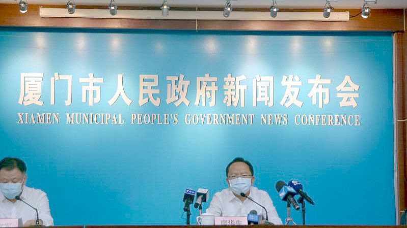 Auf einer Pressekonferenz der örtlichen Behörden in Xiamen werden die neuen Maßnahmen vorgestellt. Foto: Yan Zhihong/XinHua/dpa