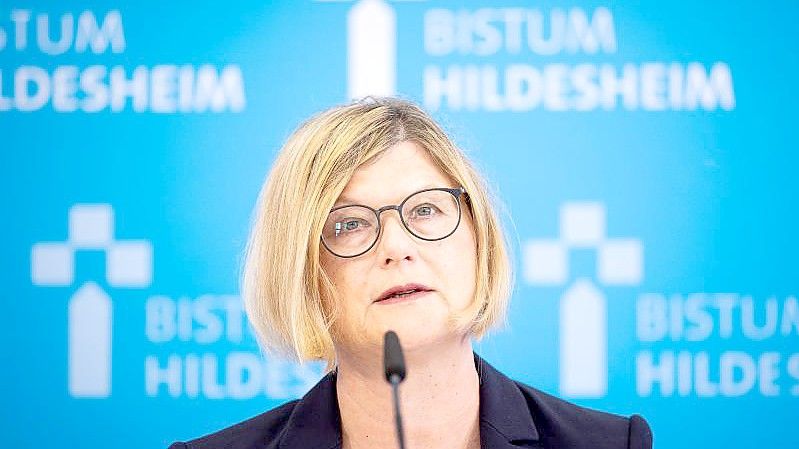Antje Niewisch-Lennartz, frühere niedersächsische Justizministerin und Leiterin der Untersuchungskommission, informiert in Hildesheim über die Untersuchungsergebnisse. Foto: Moritz Frankenberg/dpa