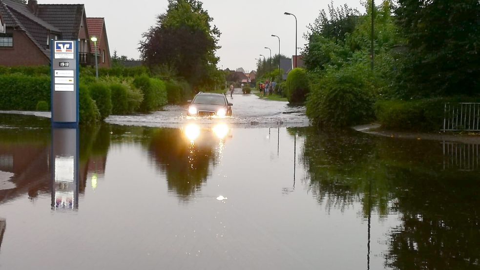 Der Kirchenweg in Moordorf stand am Freitag zeitweise komplett unter Wasser. Foto: Holger Janssen
