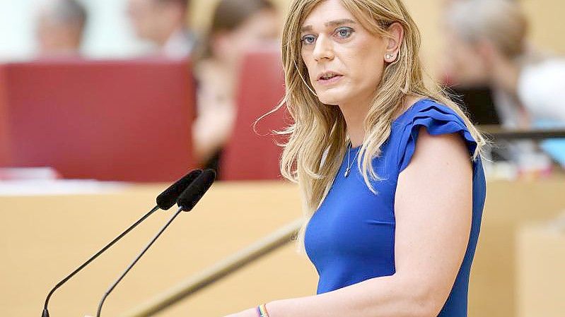 Tessa Ganserer spricht bei einer Plenarsitzung des Bayerischen Landtags. Die Grünen-Politikerin will in den Bundestag einziehen. Foto: Tobias Hase/dpa