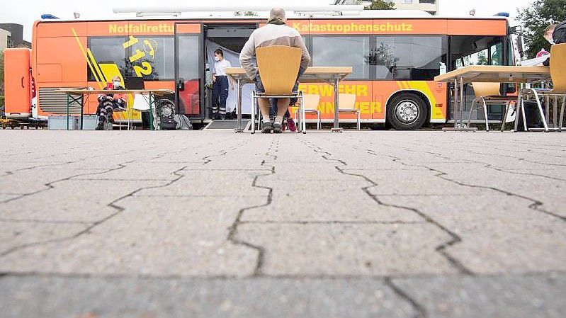 Ein mobiler Impfbus steht auf einem Supermarktparkplatz in der Region Hannover. Foto: Julian Stratenschulte/dpa