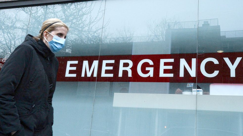 Viele Mitarbeiter eines New Yorker Krankenhauses reichten aufgrund der Impfpflicht ihre Kündigungen ein. (Symbolbild) Foto: dpa/Marcus Santos