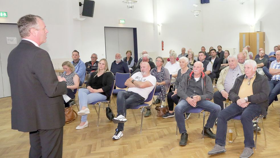 Auf Plattdeutsch bedankte sich Arno Ulrichs (links) im Bürgerhaus Ihlowerfehn, nachdem das Ergebnis der Bürgermeisterwahl feststand. Foto: Romuald Banik