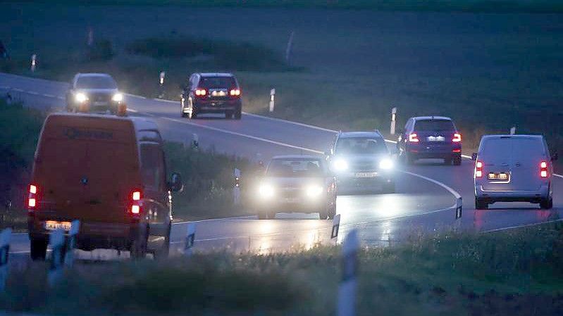 Viele Beschäftigte fahren am liebsten mit dem Auto zur Arbeit - wie auch hier auf einer Landstraße am Stadtrand von Leipzig. Foto: Jan Woitas/dpa-Zentralbild/dpa