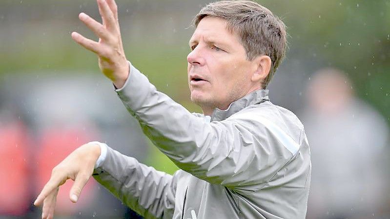 Muss Frankfurts Europa-Auftakt aus der Loge aus verfolgen: Eintracht-Coach Oliver Glasner. Foto: Arne Dedert/dpa