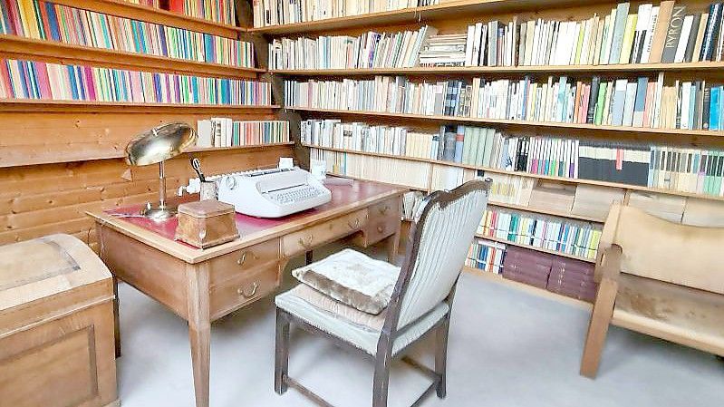 Bücher über Bücher und der Schreibtisch mit Schreibmaschine der Schriftstellerin Ingeborg Bachmann. Foto: Michael Walcher/APA/dpa