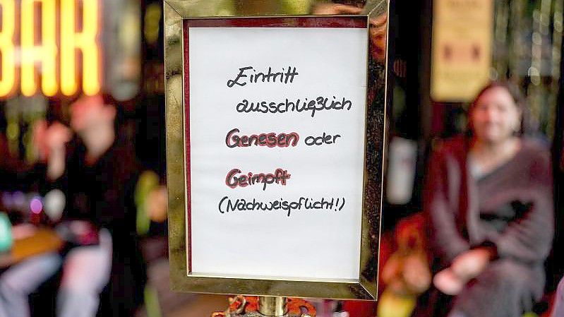 Hinweis auf die 2G-Regel bei einer Hamburger Bar. Foto: Axel Heimken/dpa