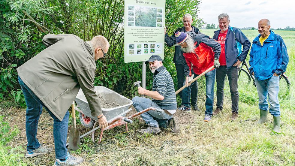 Im Sommer 2020 stellten Helfer am Eingang des „Dreescher Appeltuuns“ eine Infotafel auf. Archivfoto: Folkert Bents