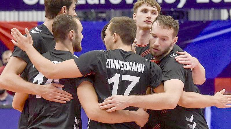 Die deutschen Spieler bejubeln einen Punktgewinn, scheitern am Ende aber an Italien. Foto: Oana Jaroslav/CTK/dpa