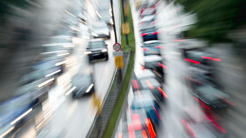 Bei Pendlern ist das Auto das beliebteste Verkehrsmittel Foto: Matthias Balk/dpa