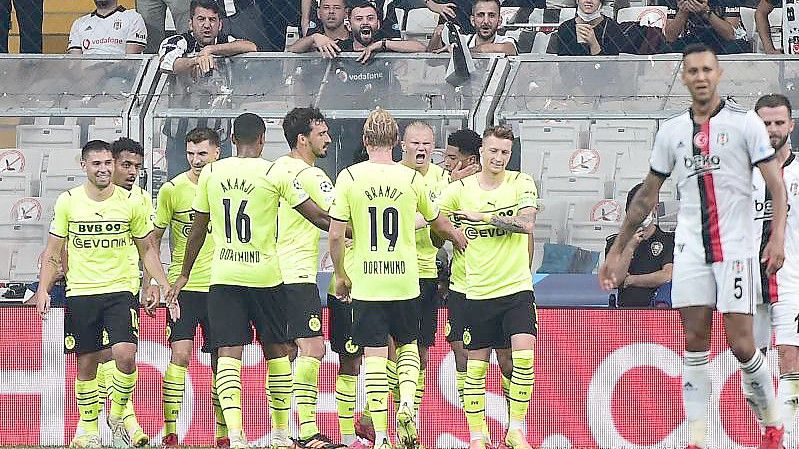 Borussia Dortmund setzte sich knapp bei Besiktas Istanbul durch. Foto: Mustafa Alkac/dpa