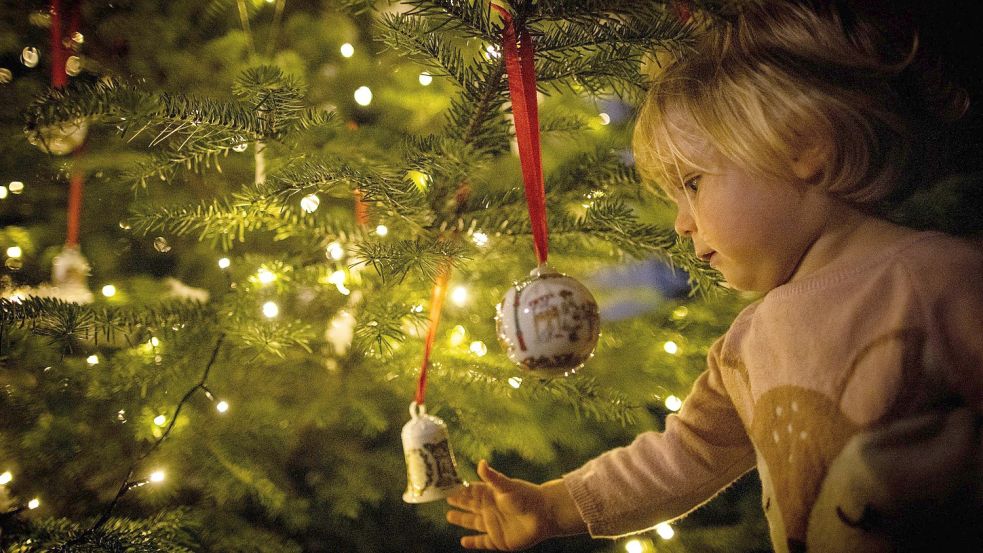 Die Kinderaugen leuchten, sobald die Christbaumkugeln hängen. Doch in diesem Jahr kann die Dekoration teuer werden. Foto: imago images/Moritz Müller