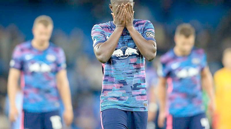 Leipzigs Mittelfeldspieler Amadou Haidara verläßt nach Spielende mit seinen Mannschaftskameraden enttäuscht das Spielfeld. Foto: Parnaby Lindsey/dpa