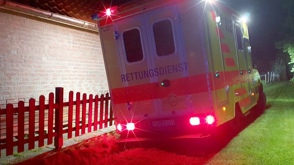 Der Rettungswagen steckte im weichen Boden fest. Foto: Feuerwehr