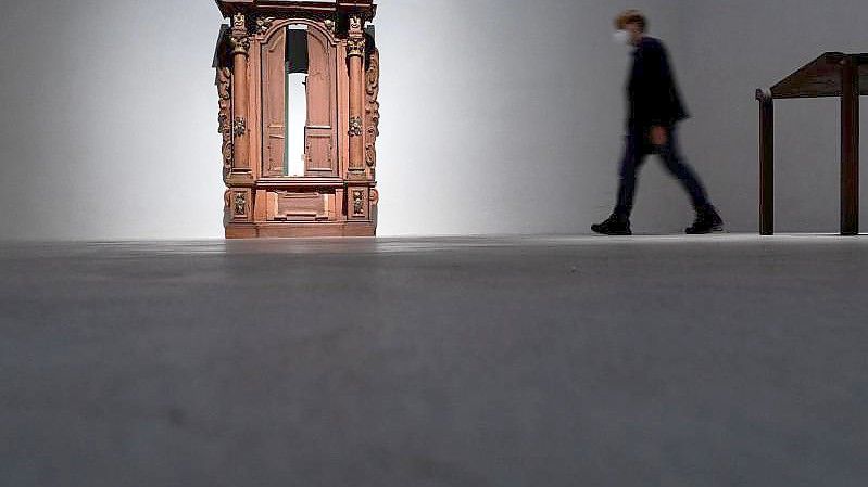 Der Tora-Schrein aus der Kleinen Synagoge in Würzburg (Mitte 18. Jahrhundert) in der Ausstellung „1700 Jahre jüdisches Lebens in Deutschland“ in Köln. Foto: Rolf Vennenbernd/dpa