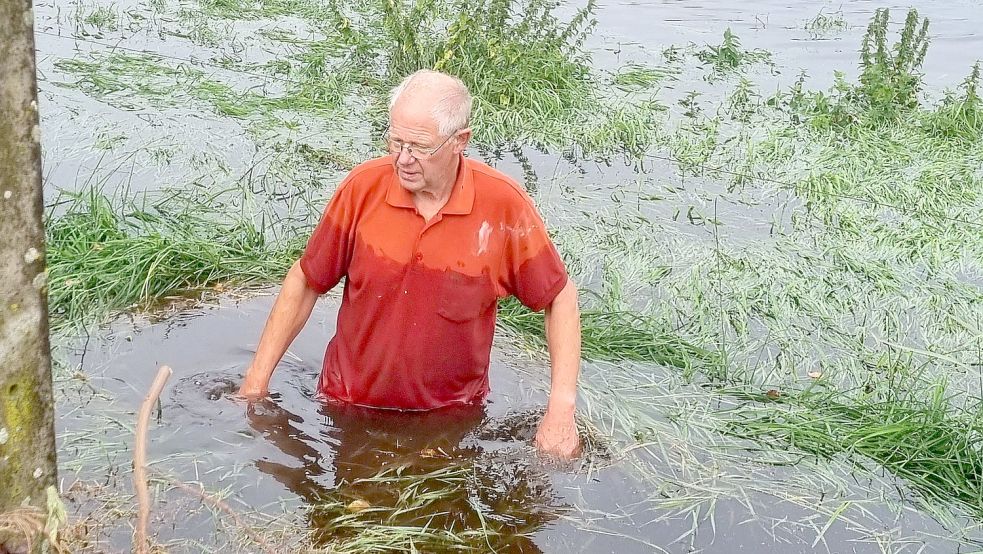 Gerhard Ulferts versank beim Versuch, ein Rohr freizubekommen, bis zum Bauch im Wasser. Foto: privat