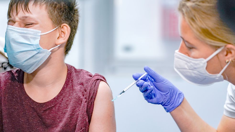 Eine Krankenschwester impft einen Jugendlichen. Foto: DPA