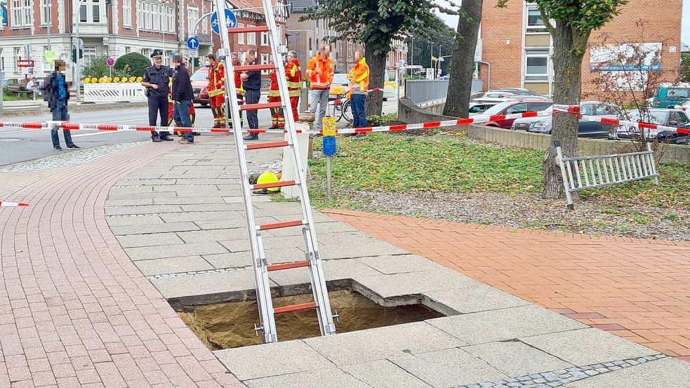 Der Mann war auf dem Gehweg unterwegs, als der Boden plötzlich nachgab. Foto: Joto