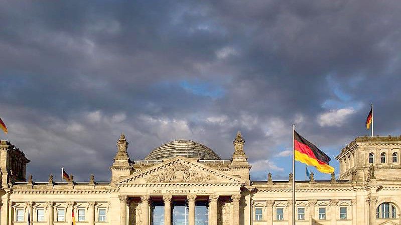Dunkle Wolken ziehen über das Reichstagsgebäude in Berlin. Foto: picture alliance / Sven Hoppe/dpa