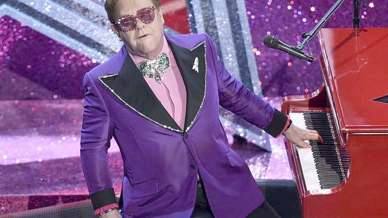 Elton John hat sich verletzt und kann erst einmal nicht auftreten. Foto: Chris Pizzello/Invision/AP/dpa