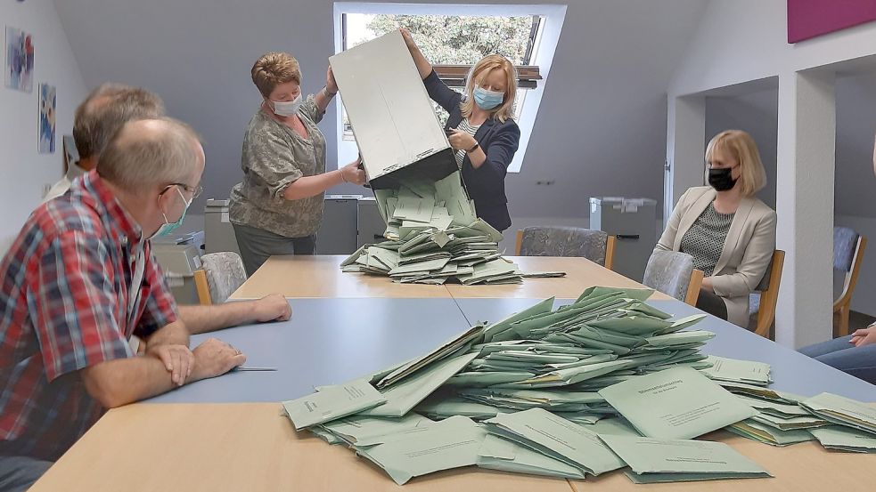 Am Sonntag zählten die Großefehntjer Wahlhelfer bis spät in die Nacht aus. Foto: Ann-Kathrin Stapf