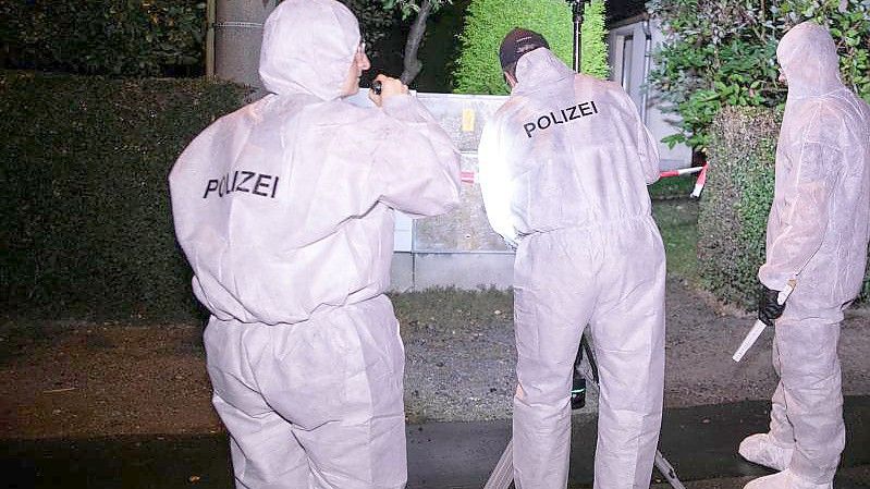 Die Kriminalpolizei hat die Ermittlungen aufgenommen und sichert Spuren. Foto: Tino Plunert/dpa-Zentralbild/dpa