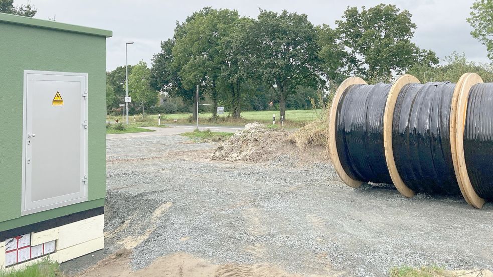 Am Benthalmsweg bei Bangstede (Gemeinde Ihlow) ist eines der ersten Verteilerhäuschen für das neue Breitbandnetz entstanden. Foto: Aiko Recke