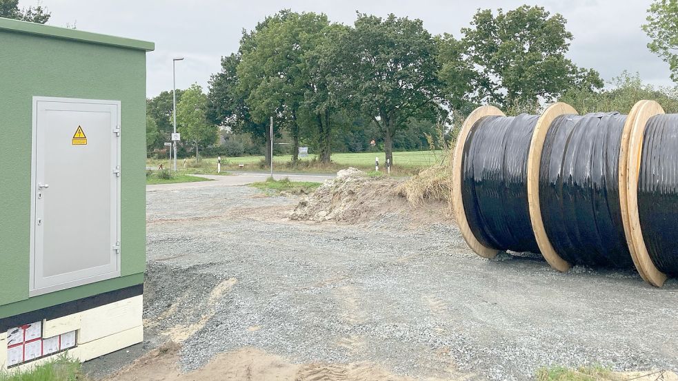 Am Benthalmsweg bei Bangstede (Gemeinde Ihlow) ist eines der ersten Verteilerhäuschen für das neue Breitbandnetz entstanden. Foto: Aiko Recke