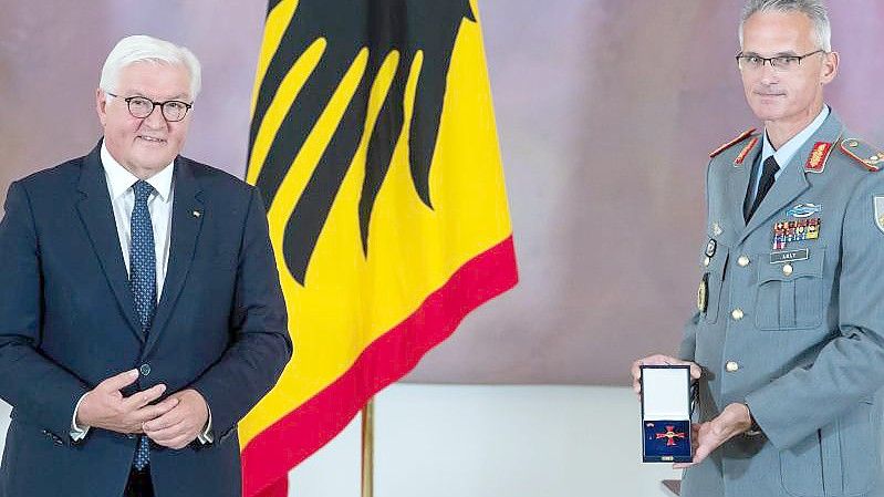 Brigadegeneral Jens Arlt (r) und Bundespräsident Frank-Walter Steinmeier. Foto: Bernd von Jutrczenka/dpa