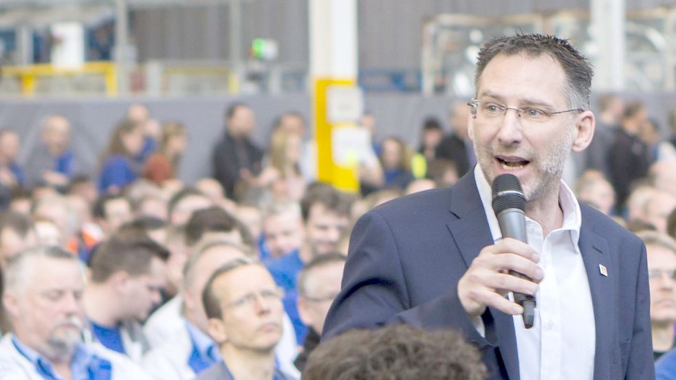 Betriebsratsvorsitzender Manfred Wulff auf einer Versammlung im Emder VW-Werk. Archivfoto: VW