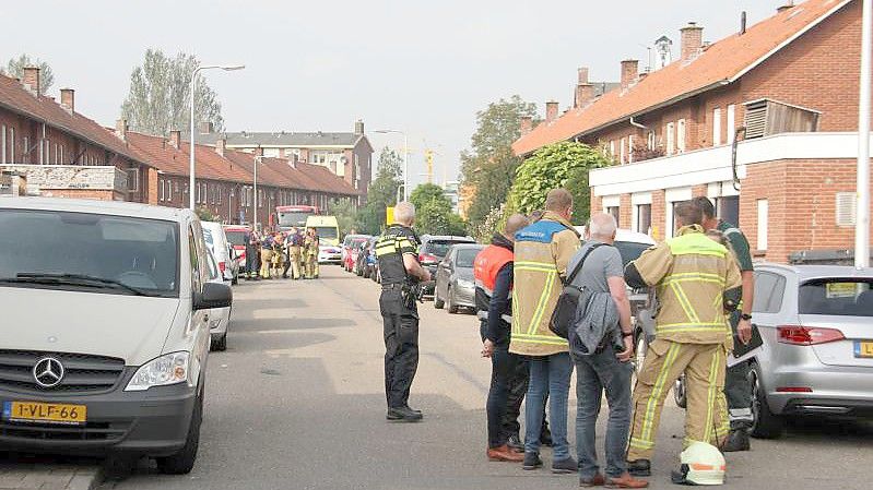 Polizisten und Rettungskräfte stehen am Tatort in Almelo. Foto: News United/ANP/dpa