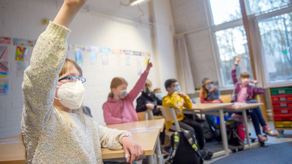 Ein Schüler trägt während des Unterrichts eine Maske. Symbolfoto: DPA
