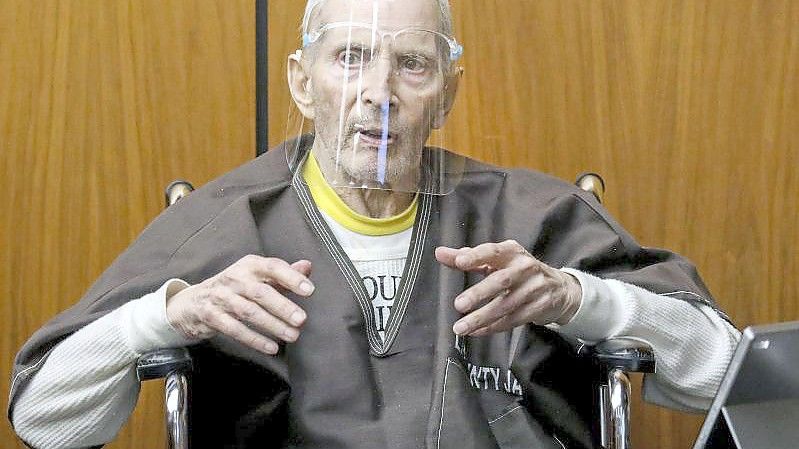 Da hat der 78-jährige New Yorker Immobilienmagnat Robert Durst noch Fragen des Verteidigers beantwortet. Jetzt wurde er des Mordes an einer Freundin für schuldig befunden. Foto: Gary Coronado/Pool Los Angeles Times via AP/dpa