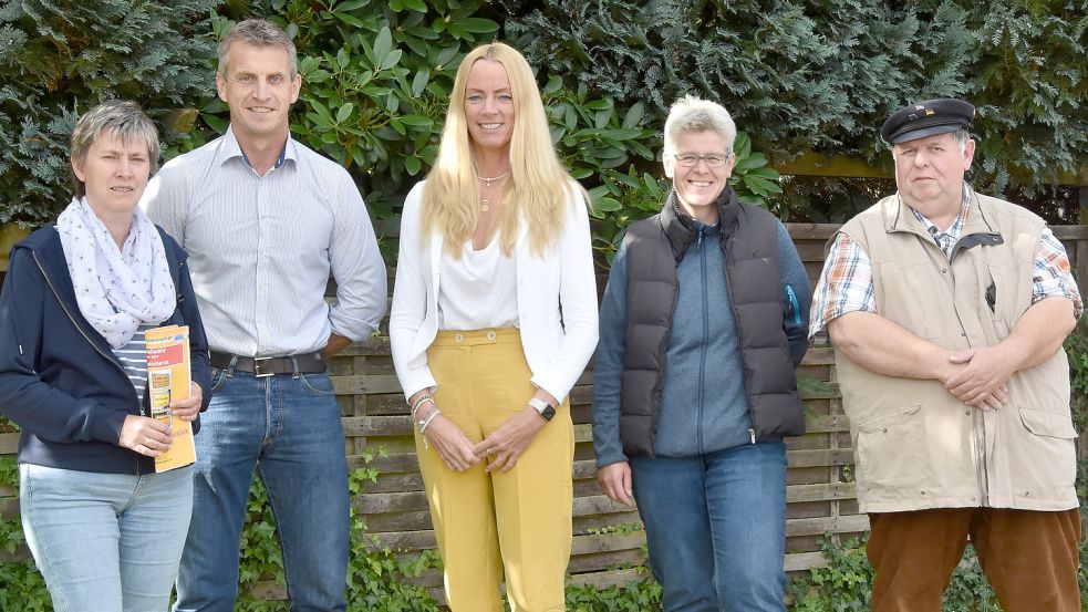 Karin Müller (BWG, von links), Harald Tammen (CDU), Ulrike Lengert und Gretus Schoolmann (beide BfB) sagten Bürgermeisterkandidatin Ida Bienhoff-Topp (Mitte) ihre Unterstützung zu. Foto: Thomas Dirks