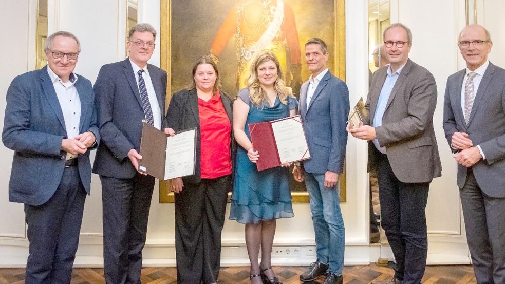 Die Preisträgerinnen und Preisträger Peter Mlodoch (Weser-Kurier, von links), Heino Hermanns und Karin Böhmer (Ostfriesische Nachrichten), Denise von der Ahé (Nordsee-Zeitung), Malte Lühr und Marc Rath (Landeszeitung Lüneburger Heide) wurden vom BDST-Landesvorsitzenden Bernhard Zentgraf ausgezeichnet. Foto: BDST