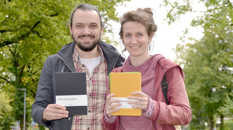 Pascal Hennig und Sofia Wetzel stellen nachhaltige Notizbücher her. Foto: Franziska Otto