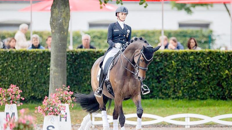 Jessica von Bredow-Werndl auf ihrem Pferd Ferdinand. Foto: Rolf Vennenbernd/dpa