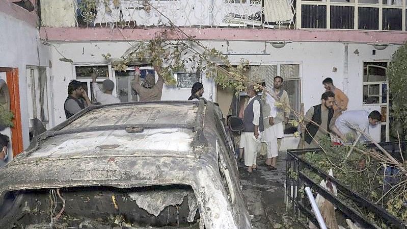 Bei dem Drohnenangriff wurde ein Auto vor einem Haus in Kabul getroffen. Doch es starben keine Terroristen, sondern Zivilisten. Foto: Khwaja Tawfiq Sediqi/AP/dpa