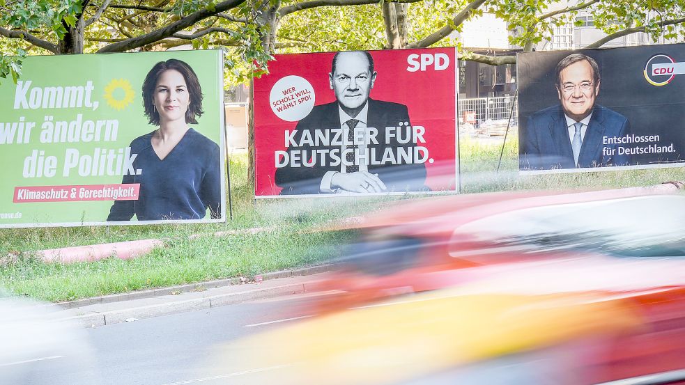 Unter anderem mit Wahlplakaten werben Annalena Baerbock (Grüne, von links), Olaf Scholz (SPD) und Armin Laschet (CDU) um die Gunst der Wählerinnen und Wähler. Foto: Kay Nietfeld/DPA