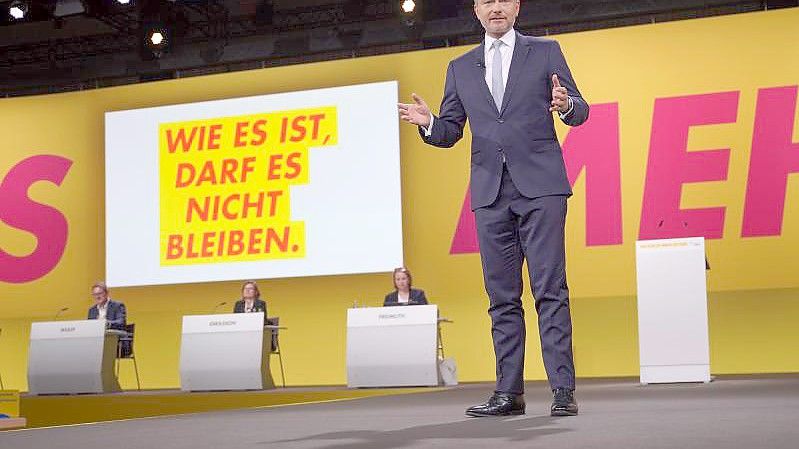 Christian Lindner, Parteivorsitzender der FDP, spricht beim Außerordentlichen Bundesparteitag der FDP. Foto: Jörg Carstensen/dpa