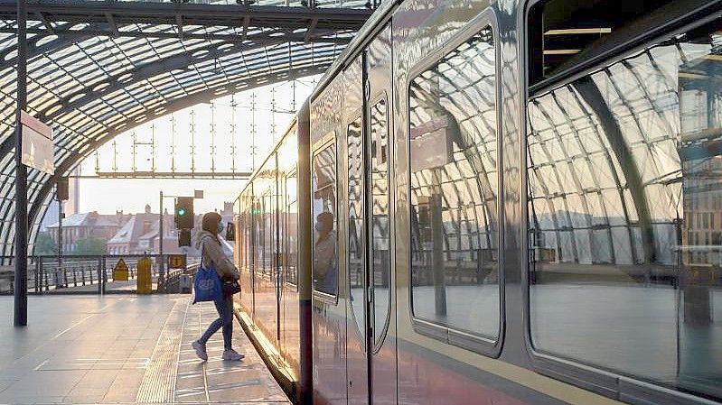 Eine Frau besteigt eines S-Bahn am Hauptbahnhof Berlin. Foto: Jörg Carstensen/dpa