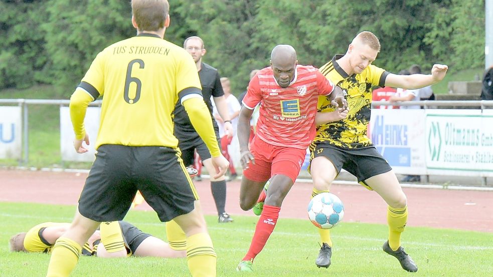 Kein Durchkommen für die Auricher Spieler (rote Trikots) im Mittelfeld. Dort kontrollierte Strudden das Geschehen und setzte die Akzente für die Angriffe in Richtung SpVg-Gehäuse. Foto: Bernd Wolfenberg