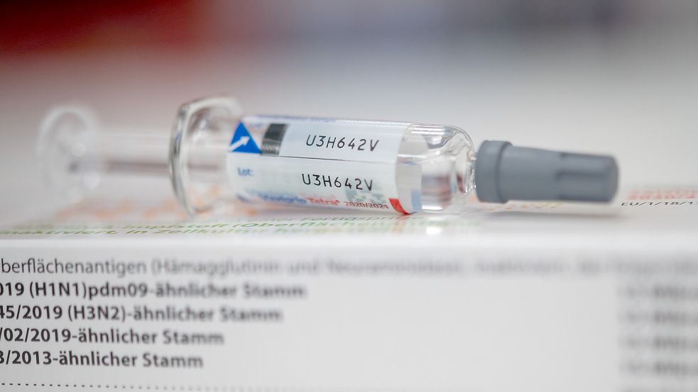 Eine Impfdosis liegt auf einer Verpackung. Der Vorsitzende der Auricher Ärztekammer, Dr. Jörg Weißmann, rechnet mit einer hohen Nachfrage an Impfstoffen. Foto: DPA